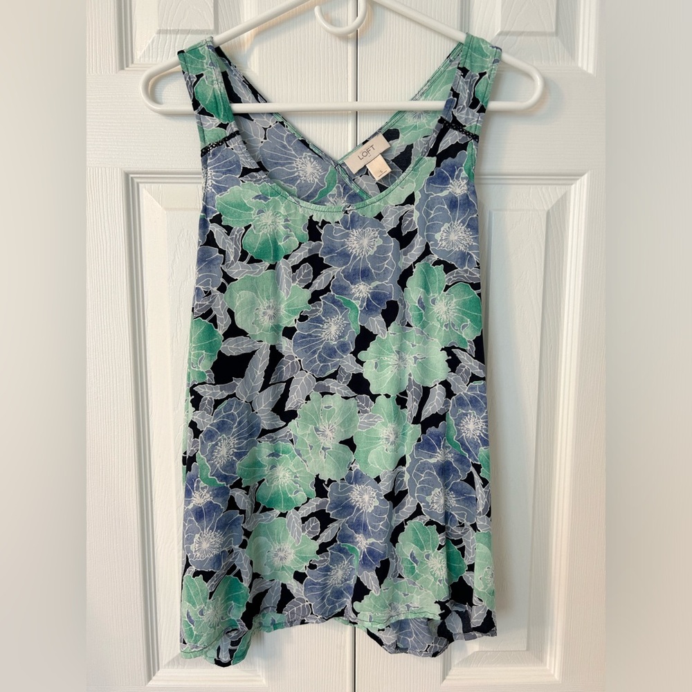 LOFT size S flowy open back top